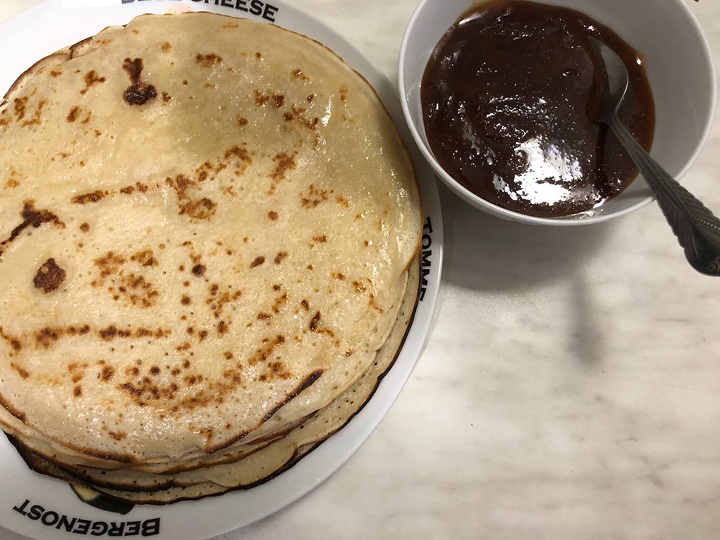 Блины на закваске и пиала с медом.