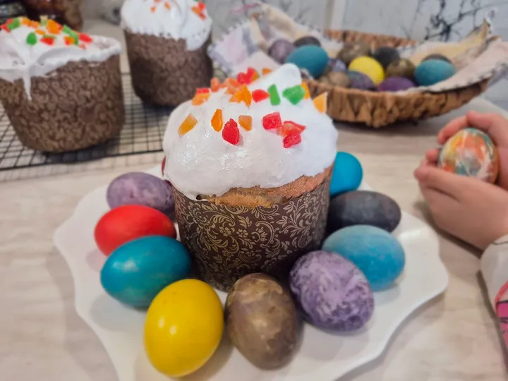 Куличи на столе, украшенные гоголь-моголем и цукатами.