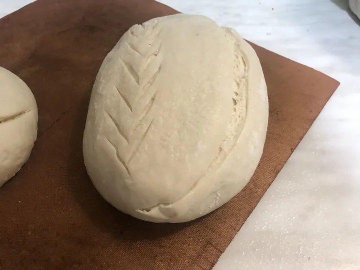 Формованное тесто батард с надрезами.